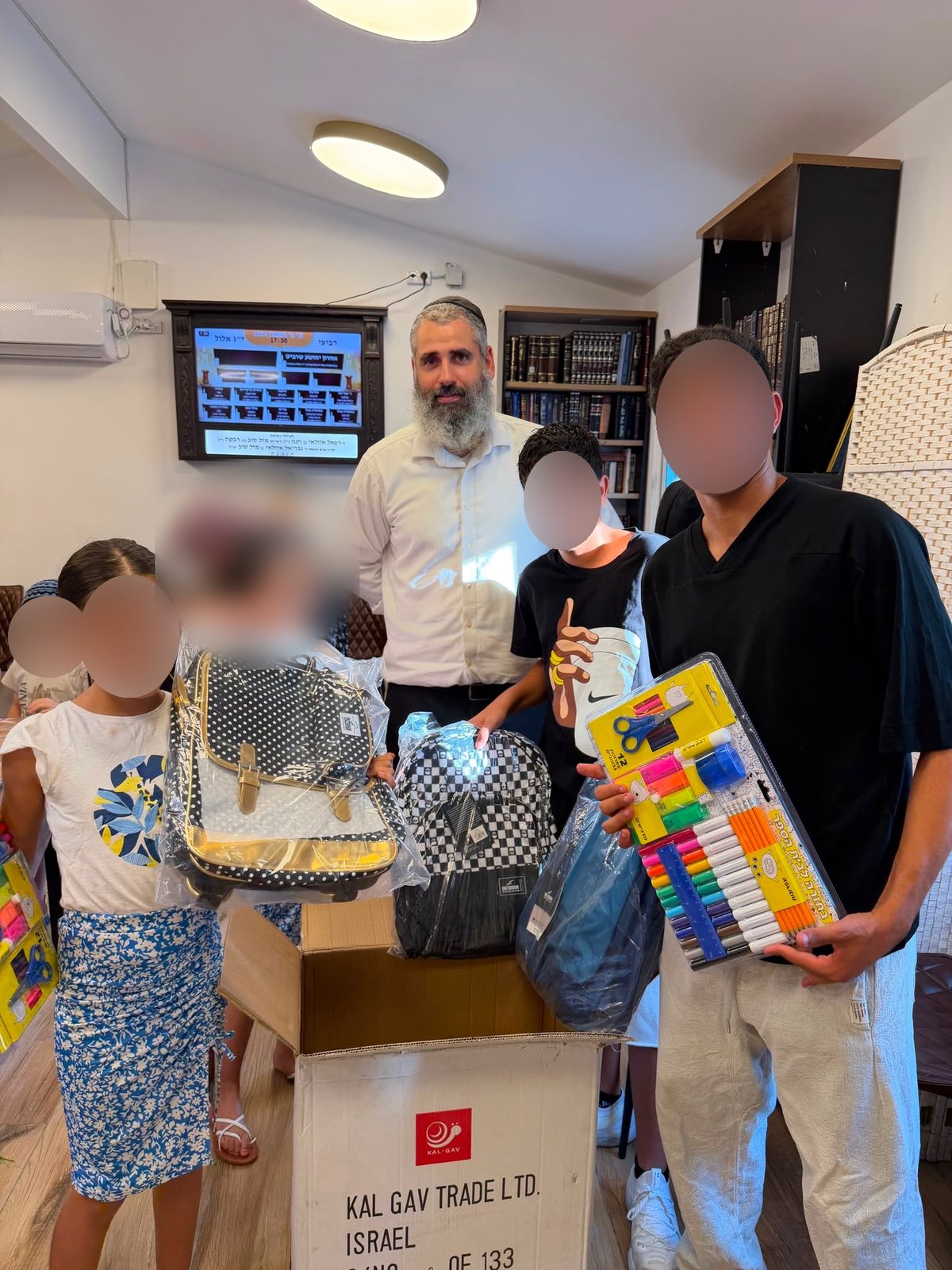 חלוקת ילקוטים וכלי כתיבה בבית חב״ד, הפנים מטושטשים